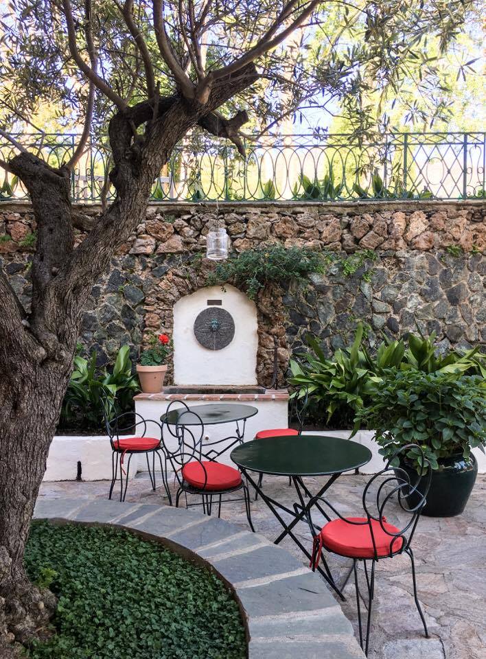 The courtyard of Hotel Castel Brando