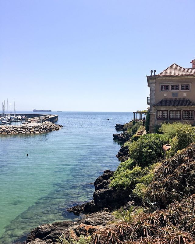 Throwing it back to beautiful Cascais last week. Because I doubt that you want to see all the unpacked boxes hanging around our new house 😬 (Link in profile for a new post on the past 5 years in Montreuil @lou_in_paris) #portugal #movinghouse #home