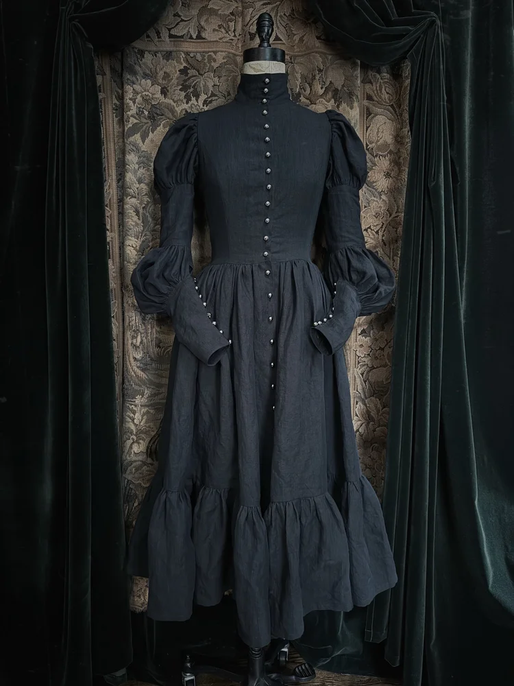 Highcollar Bise dress with ruffled hem