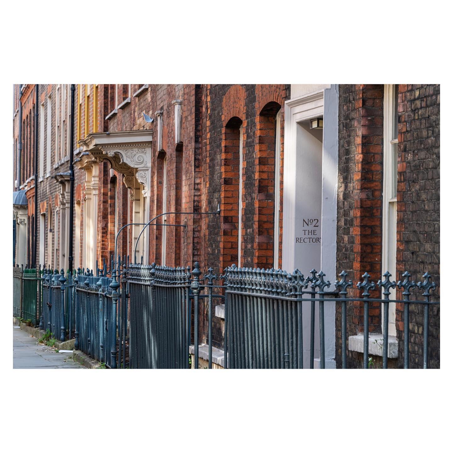 Step back to the 1720s with a stroll down Fournier St E1, beautifully preserved early Georgian townhouses, once home to Huguenot silk weavers from France.
.
.
.
.
.
.
.
.
#fournierstreet #georgianarchitecture #london🇬🇧 #architecturalphotography #st