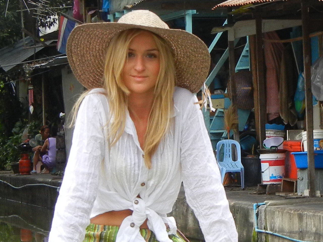 Someone once defined Lindsay as a world traveler/karaoke queen; she liked it so much, it became her go-to Instagram description.