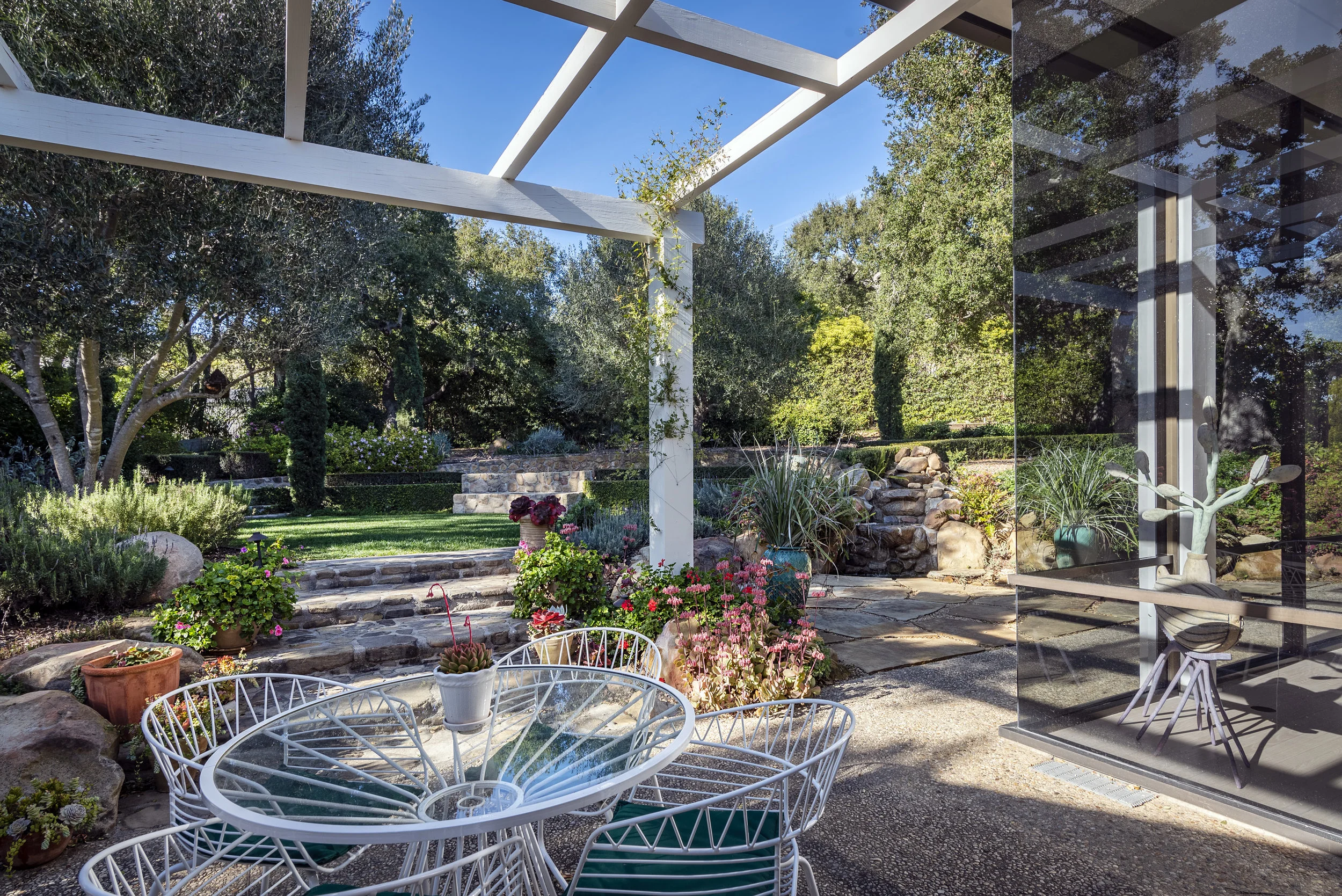800 HS Outside Garden Dining & Fountain Sunny .jpg