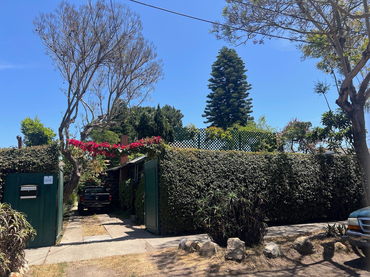 NEW LISTING open Saturday &amp; Sunday 10 AM &ndash; 1 PM

&quot;This Old House... &quot; is almost a 100-Year-Old Fixer 🛠️
Full of character, potential, and ready for its next chapter. Zoned R-M (multi-units) with a large 7,405 SF lot&mdash;ideal f