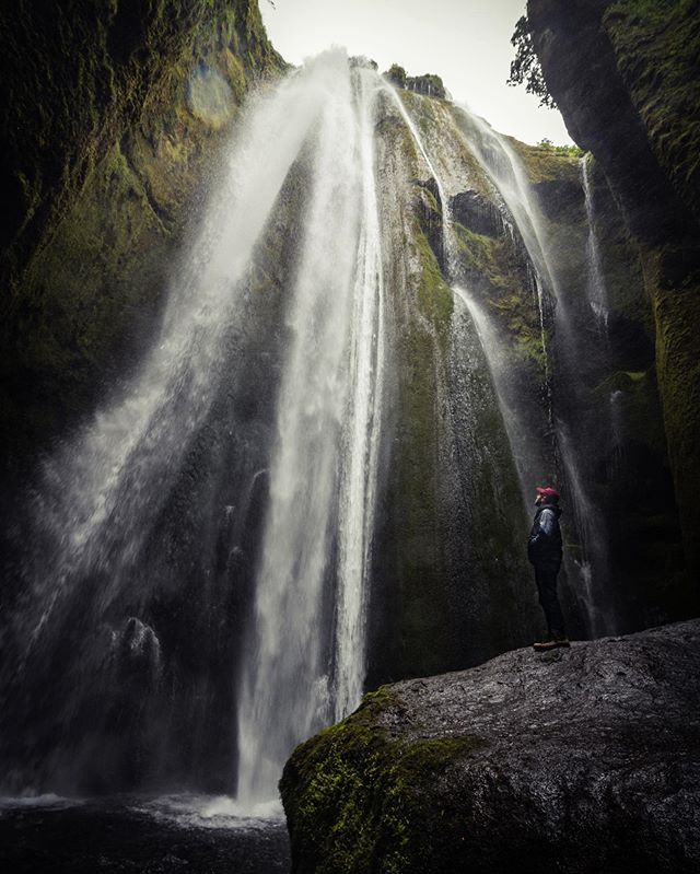 We simply could not believe the amount of waterfalls streaking across landscapes in Iceland. I mean everywhere you turn there are hundreds of big and little streams cascading off jagged mountains. ⁣
⁣
Some, like this one, are tucked away in a crevice