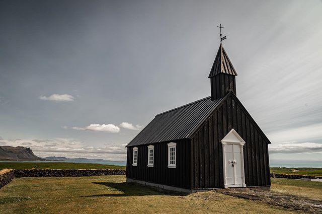 Checkout my story for some neat Iceland highlights. ⁣
⁣
Though most churches in Iceland roughly resemble each other, this one certainly stands out from the rest.