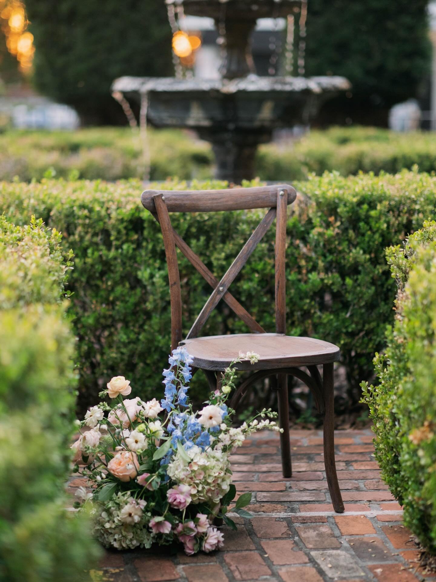 The perfect seat for your sweetest celebrations! Weddings, baby showers, bridal showers, birthday dinners, garden parties, church events, and everything in between.✨
