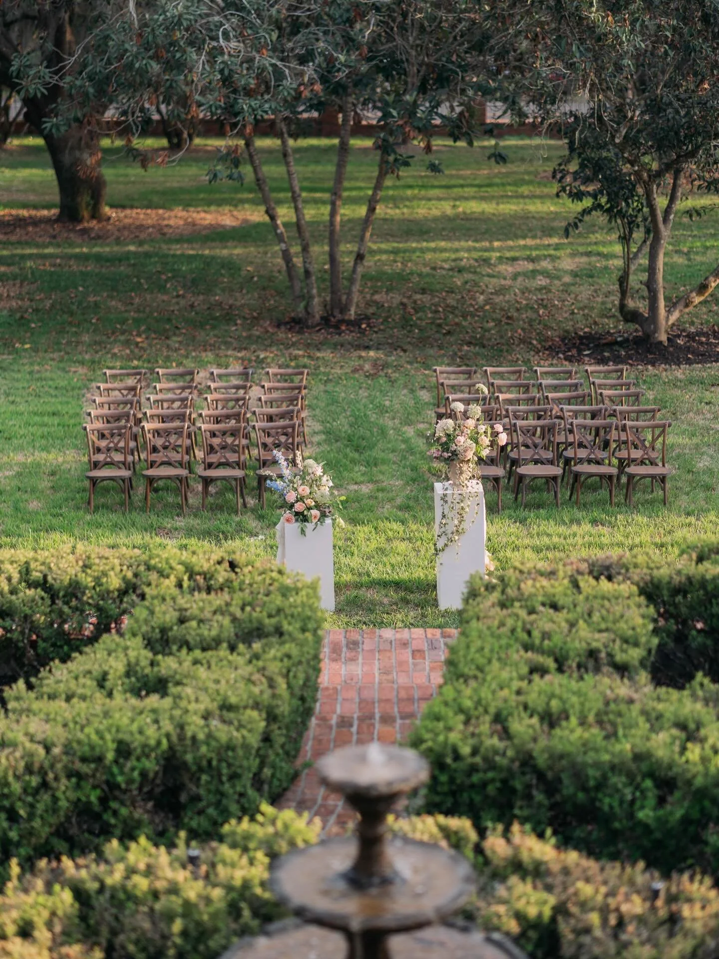 Not to be dramatic but&hellip; it&rsquo;s as if they were made for this space!😍 
Venue @emberwoodmanor 
Florals @charliemaeflorals 
Photos @loveandcovenant

#centralfloridarentals #tampaeventrentals #tampachairs #brooksvillefl #dadecitychairrentals