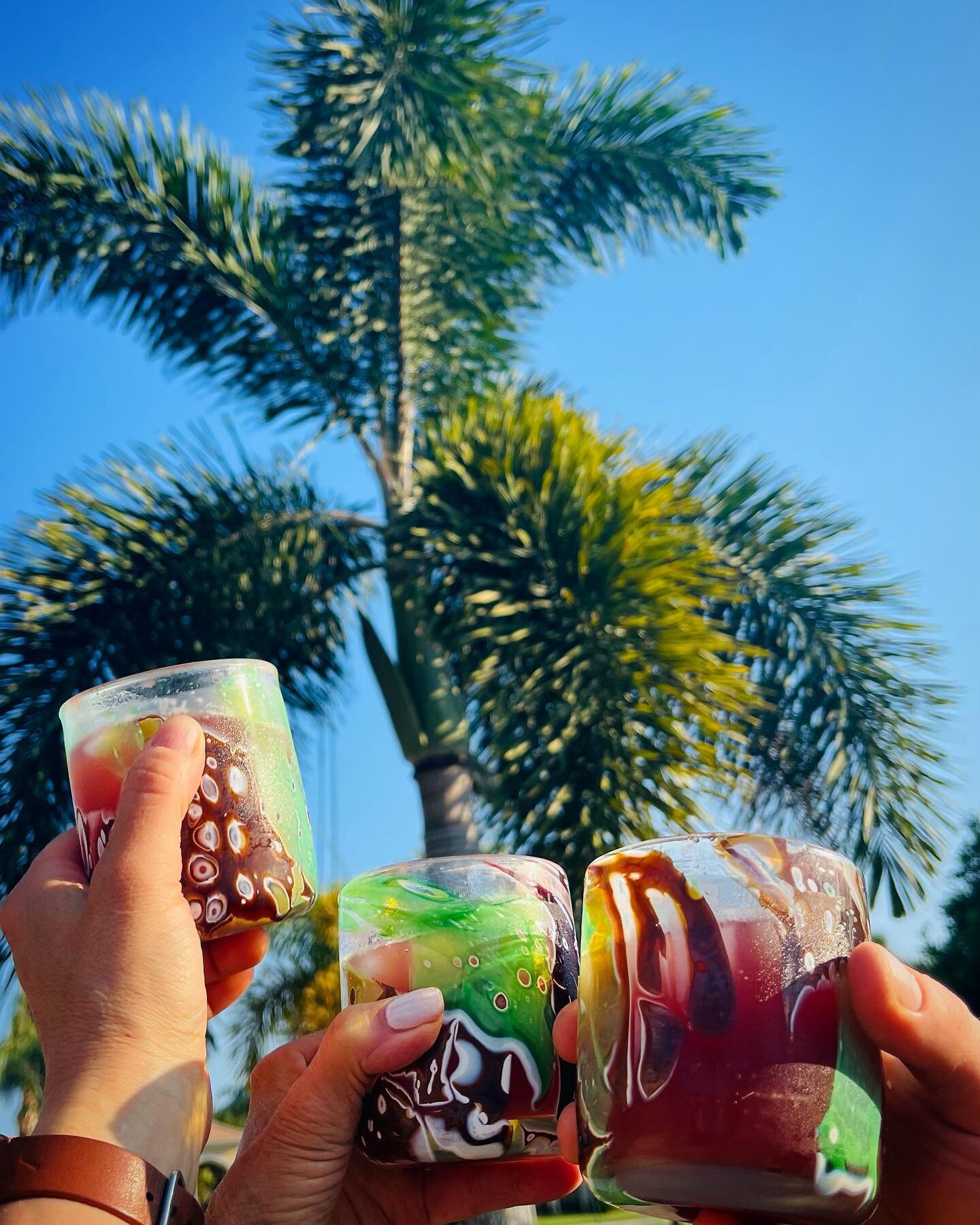 Cheers to time together #cheers #cocktails #palmtrees #sangria #fiveoclocksomewhere #nhmade #floridafun #shards #custommade #funktional #glassofinstagram #hotglassartcenter www.hotglassartcenter.com