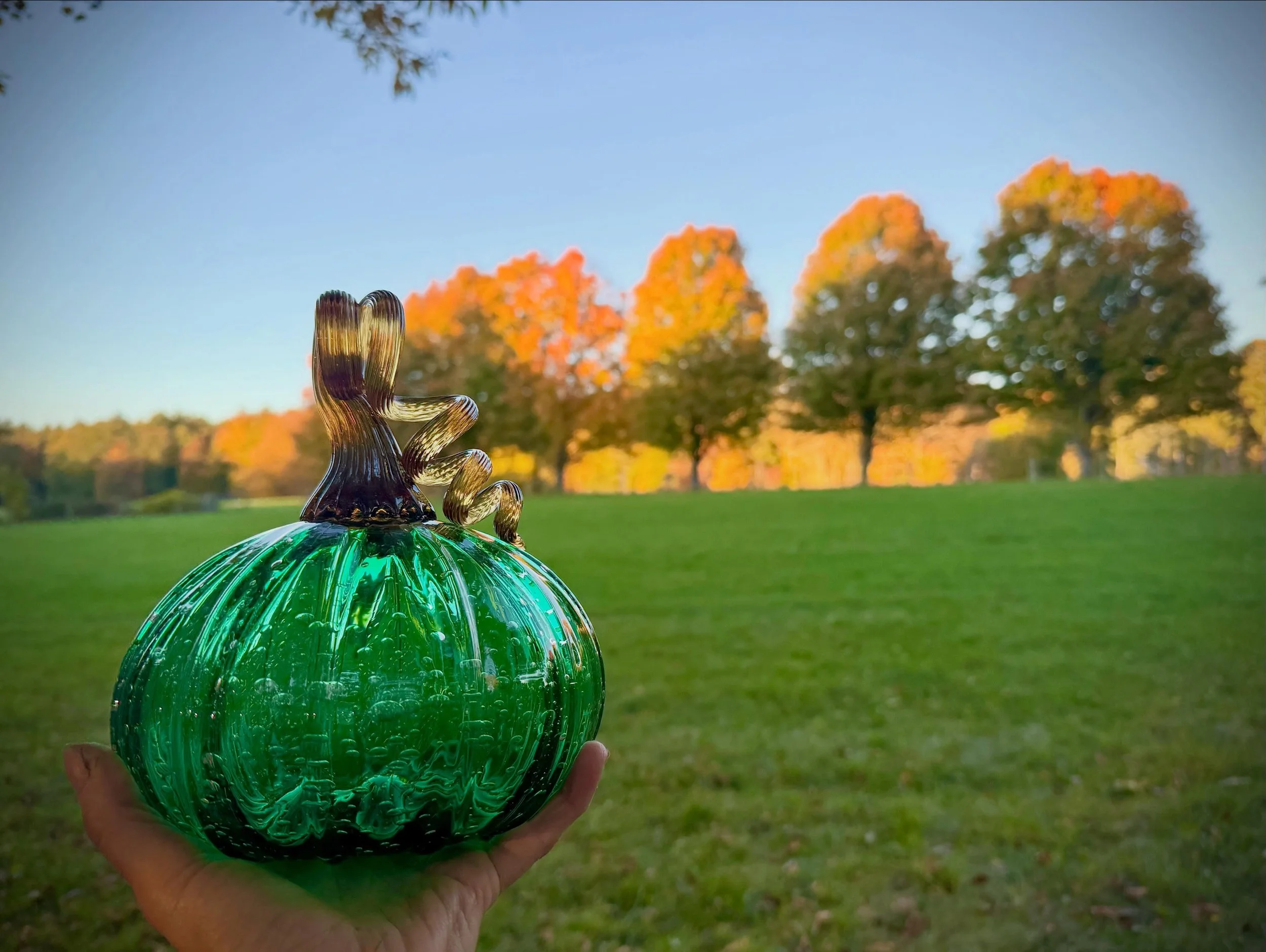 Emerald and amber to complement our crisp fall colors&hellip; #fallfullsend #freshoutoftheoven #keeneliving #jeweltones #fallcolors🍁