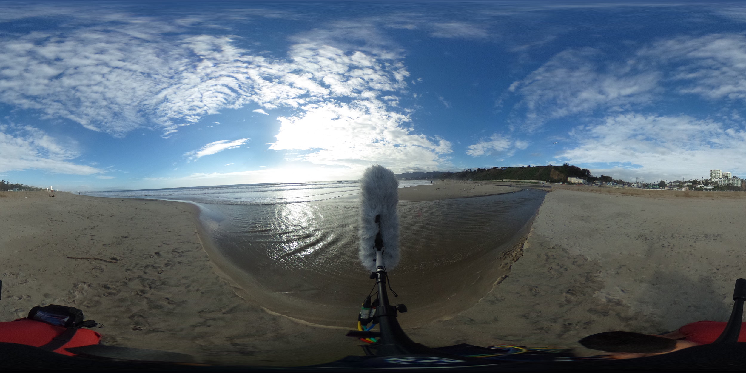 EXT_Day_Beach_OceanWaves_MediumCloseDistance_Footsteps_NearEstuary_JPEG.JPG