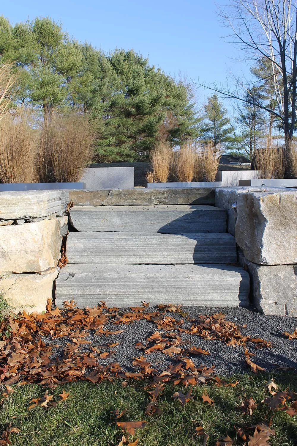  A break in the wall connects footpath with terrace. 
