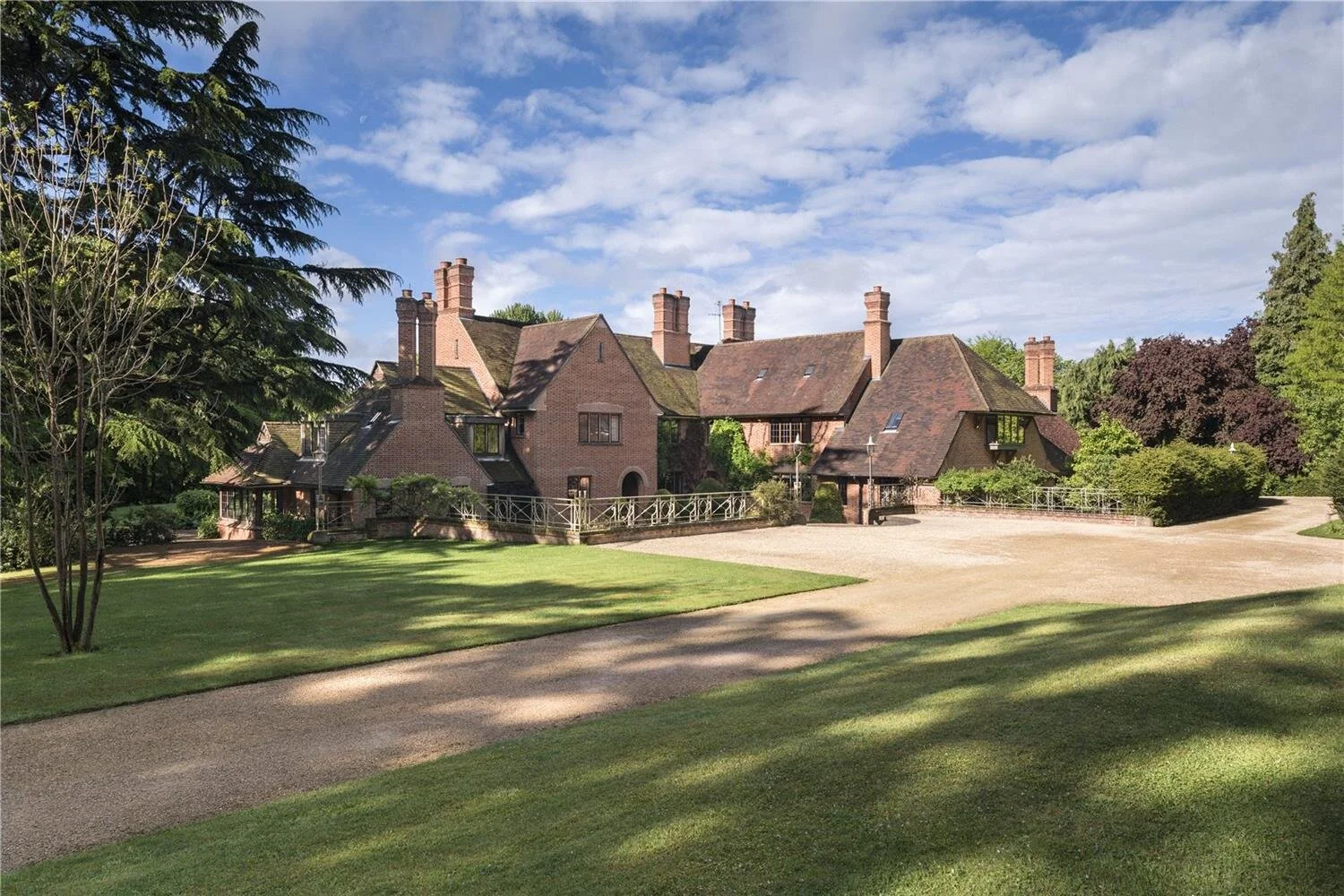 Holmwood Country Estate with Modern Amenities