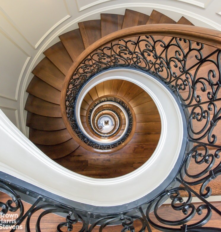 Downtown labeled staircase leading to the lower level of the pottery barn  in the flatiron district, Manhattan, NYC, USA Stock Photo - Alamy