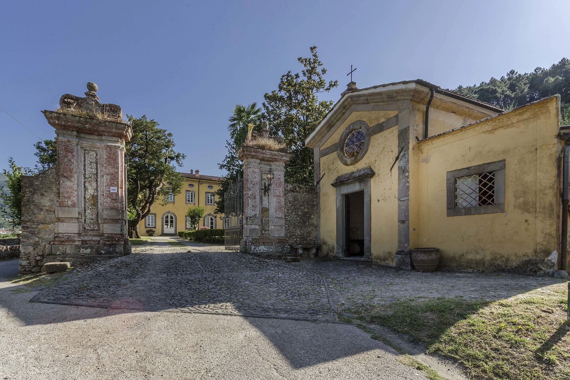Francis York A Portfolio of Luxury Tuscan Villa Rentals is Coming to Auction4.jpeg