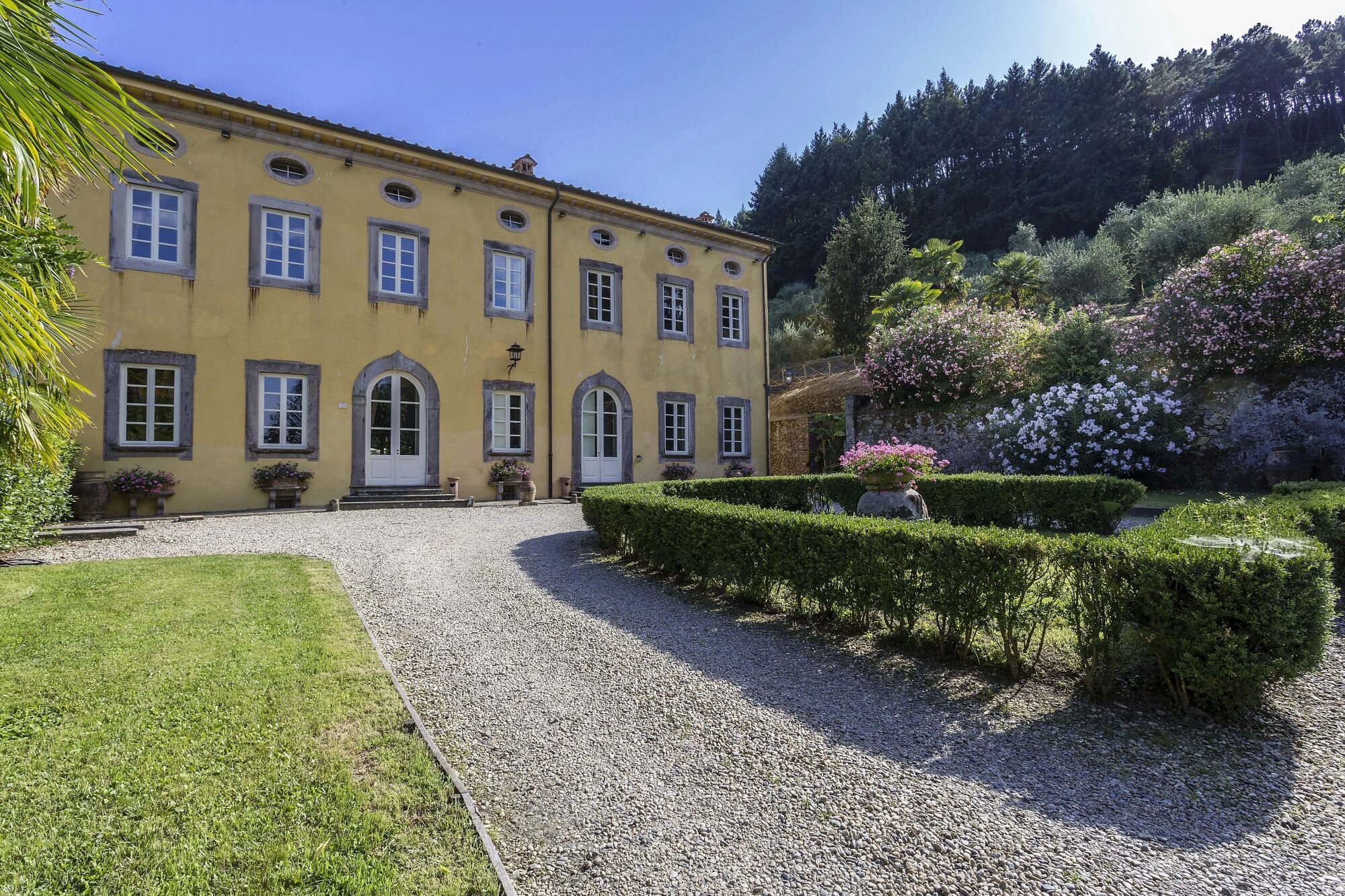 Francis York A Portfolio of Luxury Tuscan Villa Rentals is Coming to Auction6.jpeg