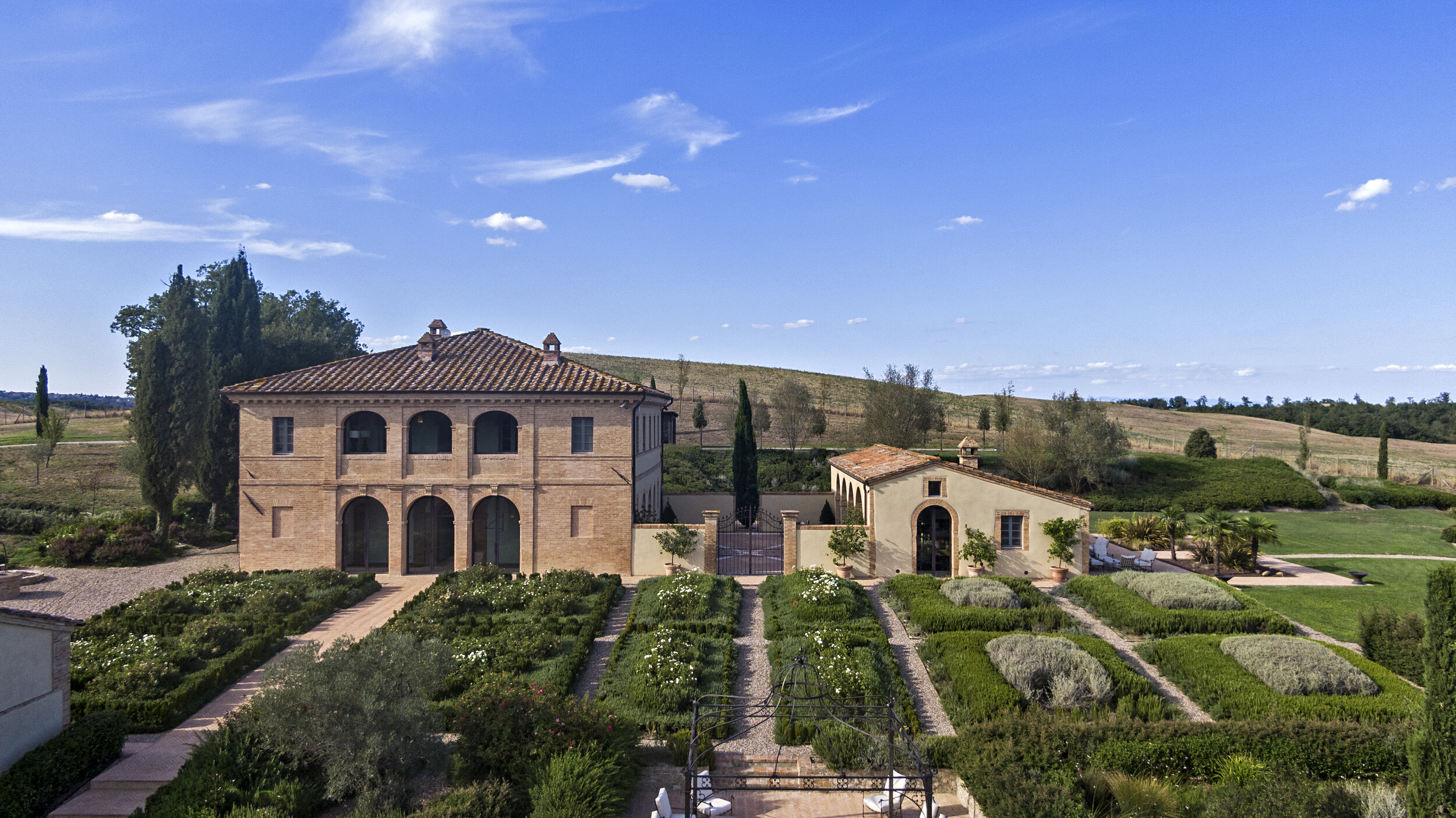 Francis York Contemporary Villa and Compound in Tuscany 8.jpg