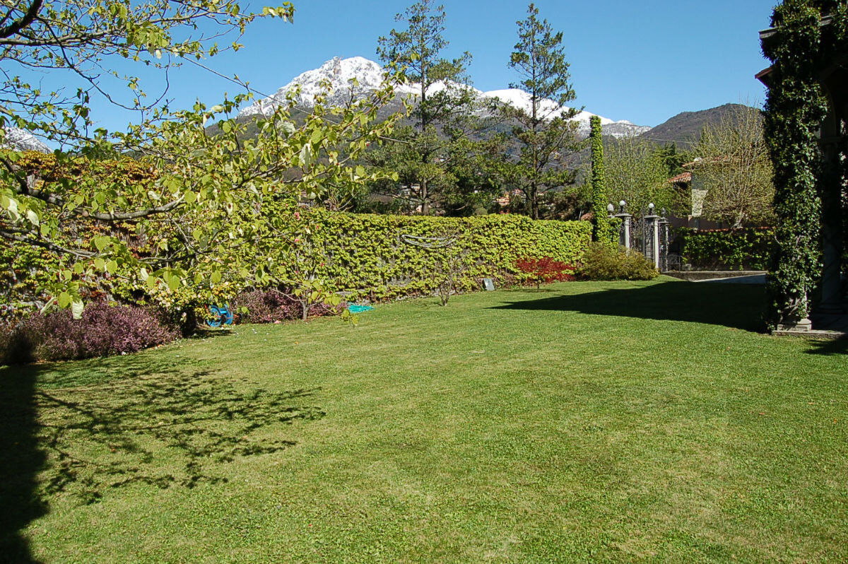 Francis York Lake Como Villa in Menaggio With Panoramic Views 3.jpg