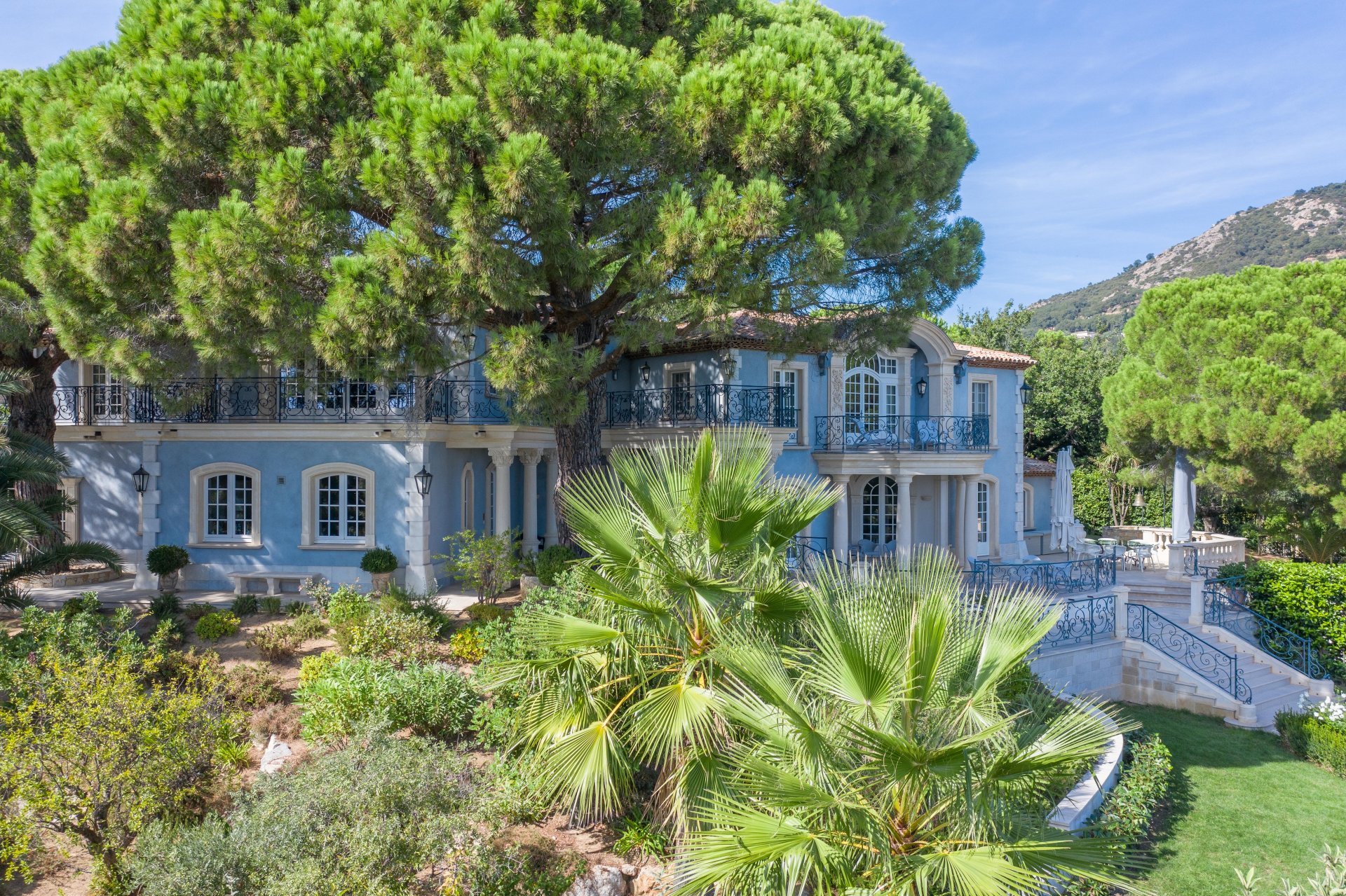 Francis York Iconic French Riviera Villa Overlooking the Bay of Saint Tropez 6.jpg