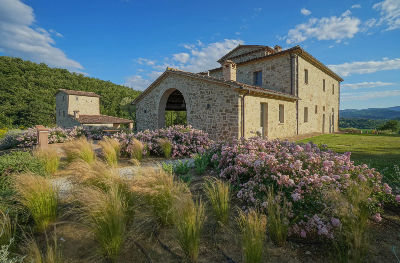 Francis York Luxurious Farmhouse on the Border of Tuscany and Umbria 13.png