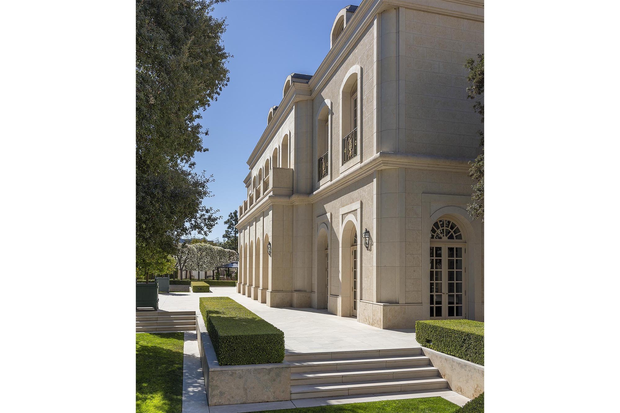 Francis York The 'Spelling Manor' is Back on the Market for $165M 5.jpg