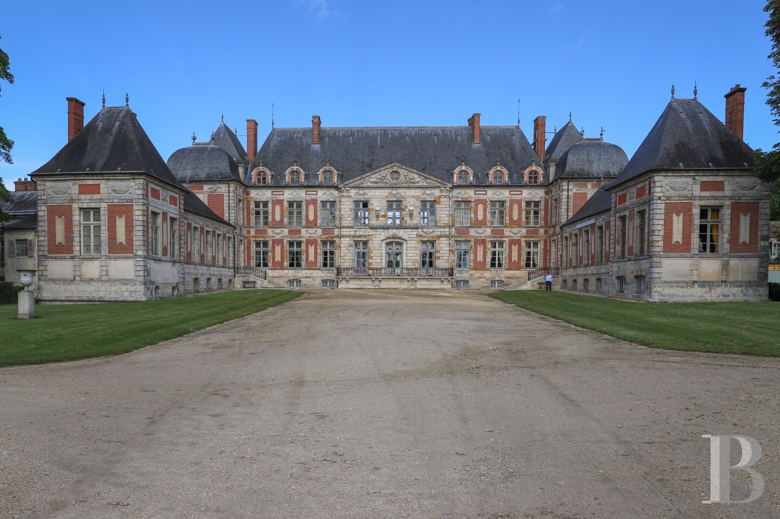 Francis York 17th Century French Chateau For Sale, Just 35km From Paris 61.jpg