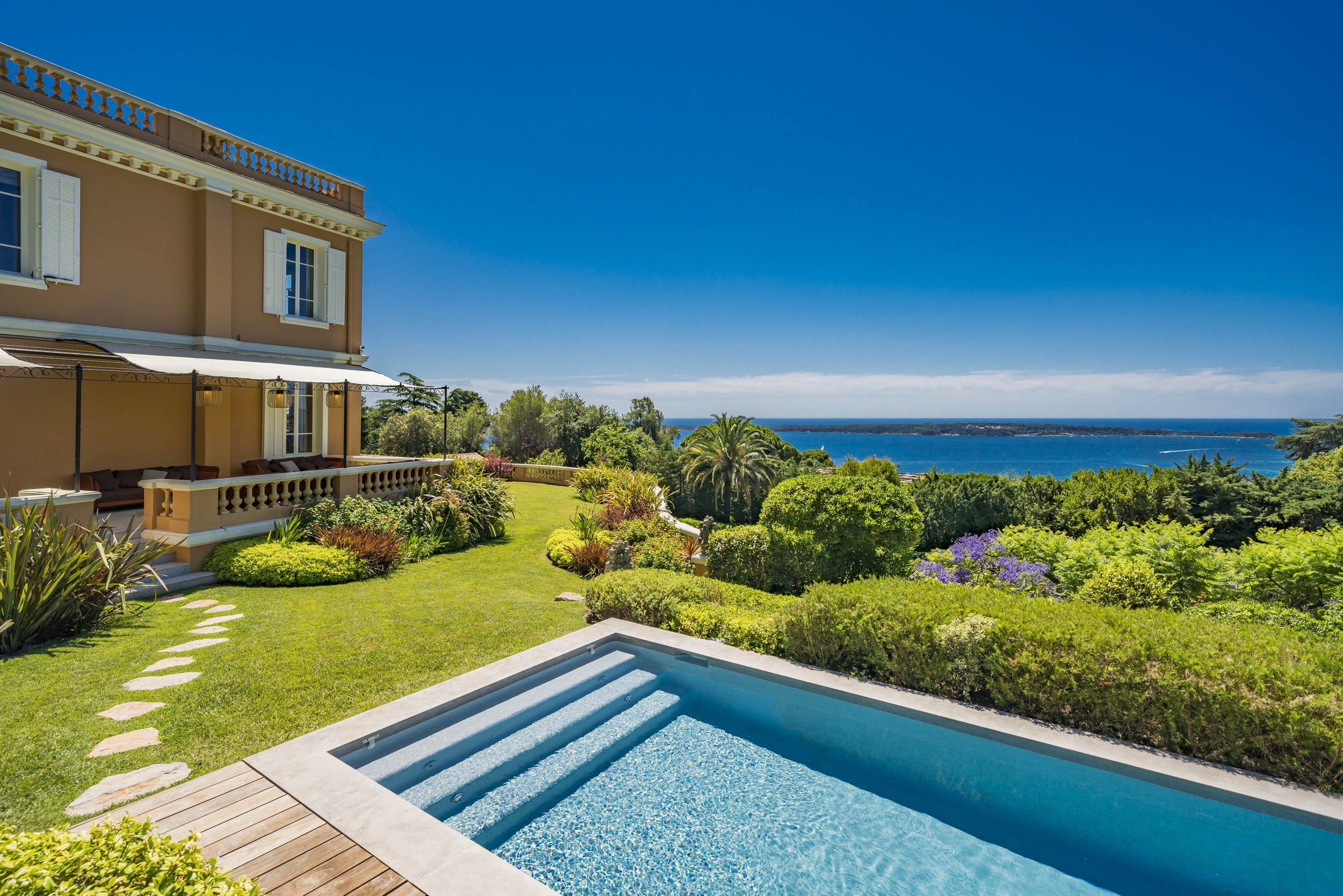 Francis York Luxury Holiday Rental in the Hills of Cannes, France 36.jpg