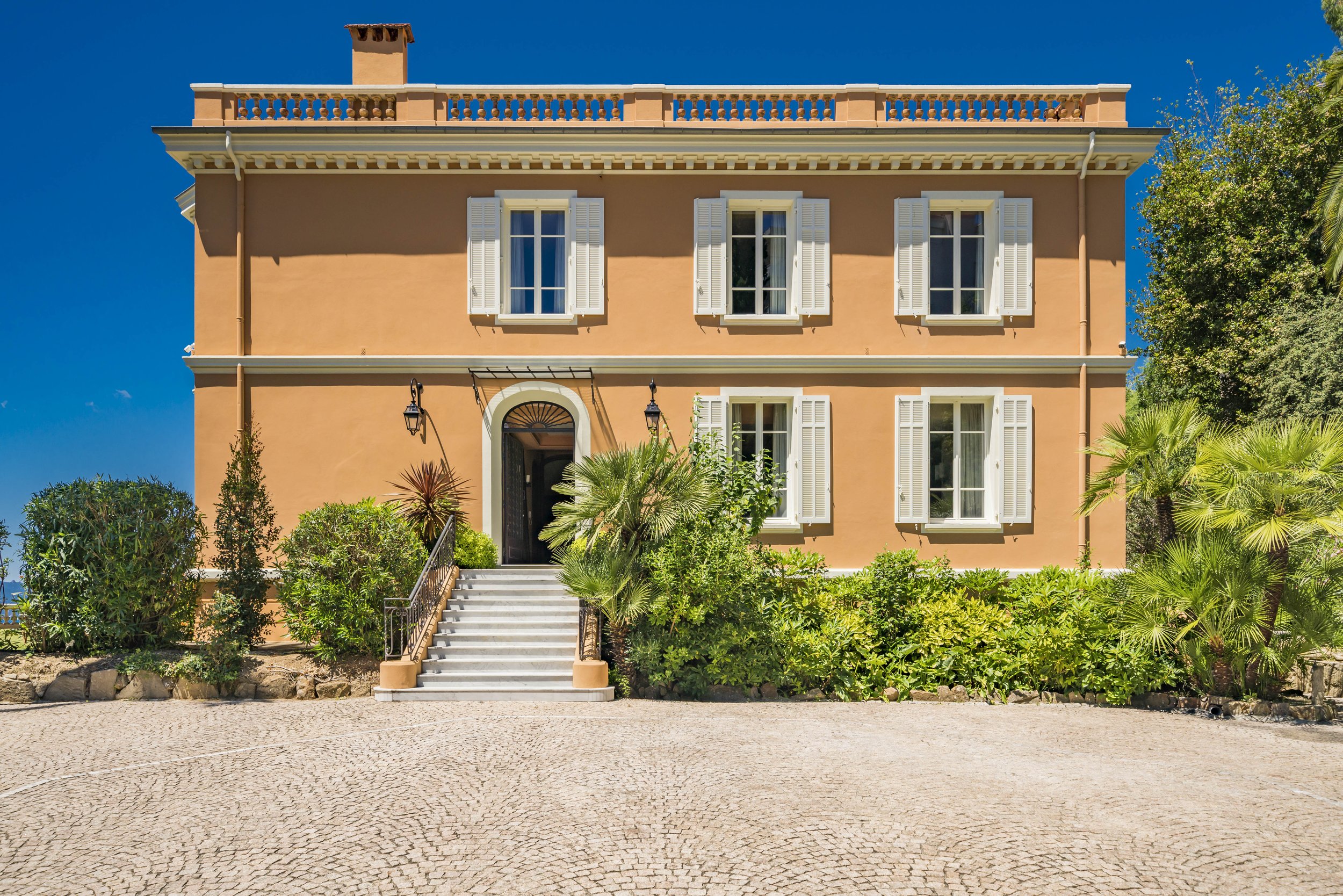 Francis York Luxury Holiday Rental in the Hills of Cannes, France 20.jpg