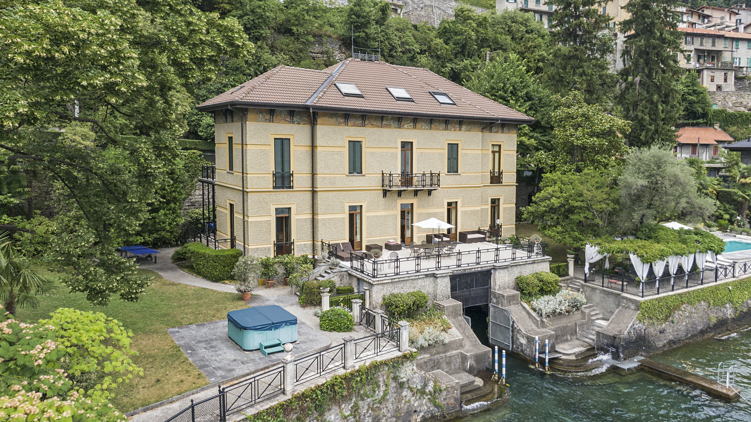 Francis York Historic Italian Villa on the Shores of Lake Como 68.jpg