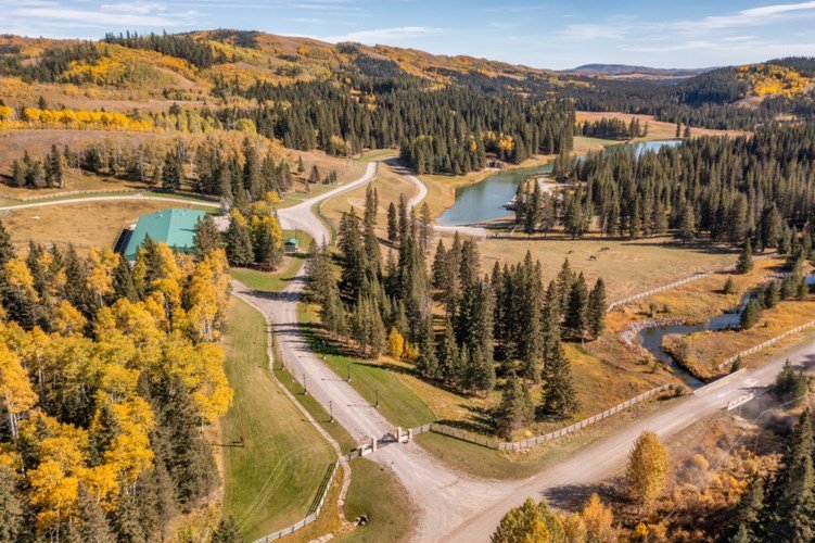 Francis York This Canadian Ranch in the Rocky Mountain Foothills Comes with a Oscar-Winning Movie Set Town 13.jpeg