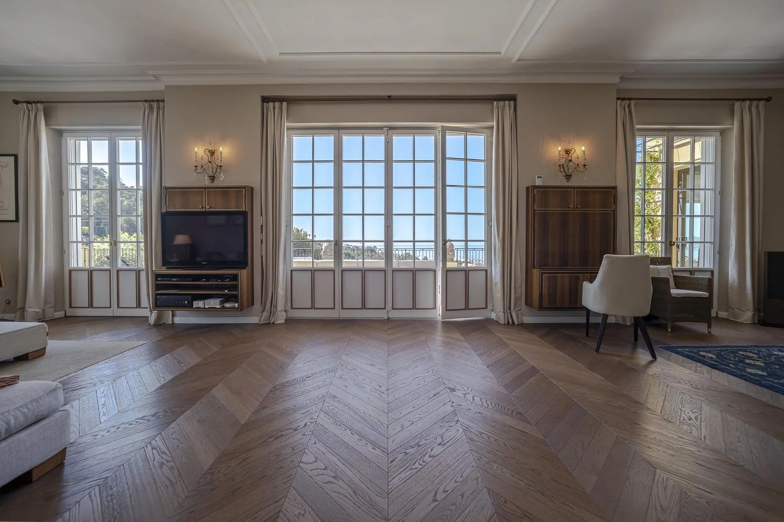 Francis York Luxury Holiday Rental Overlooking the Bay of Cannes 26.jpg