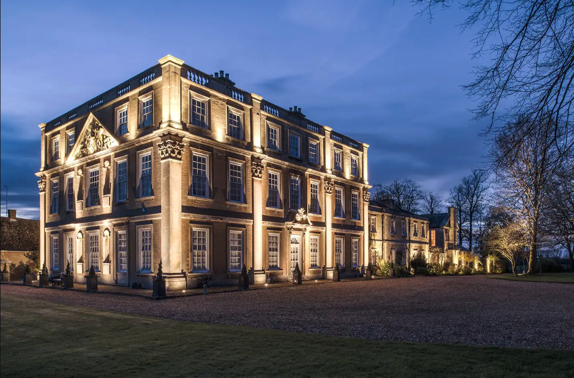 Francis York Stay at This Replica of Buckingham Palace Near London 17.png