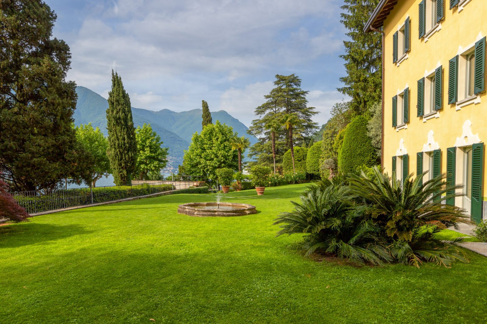 Francis York Waterfront Villa on Lake Como, Italy9.jpg