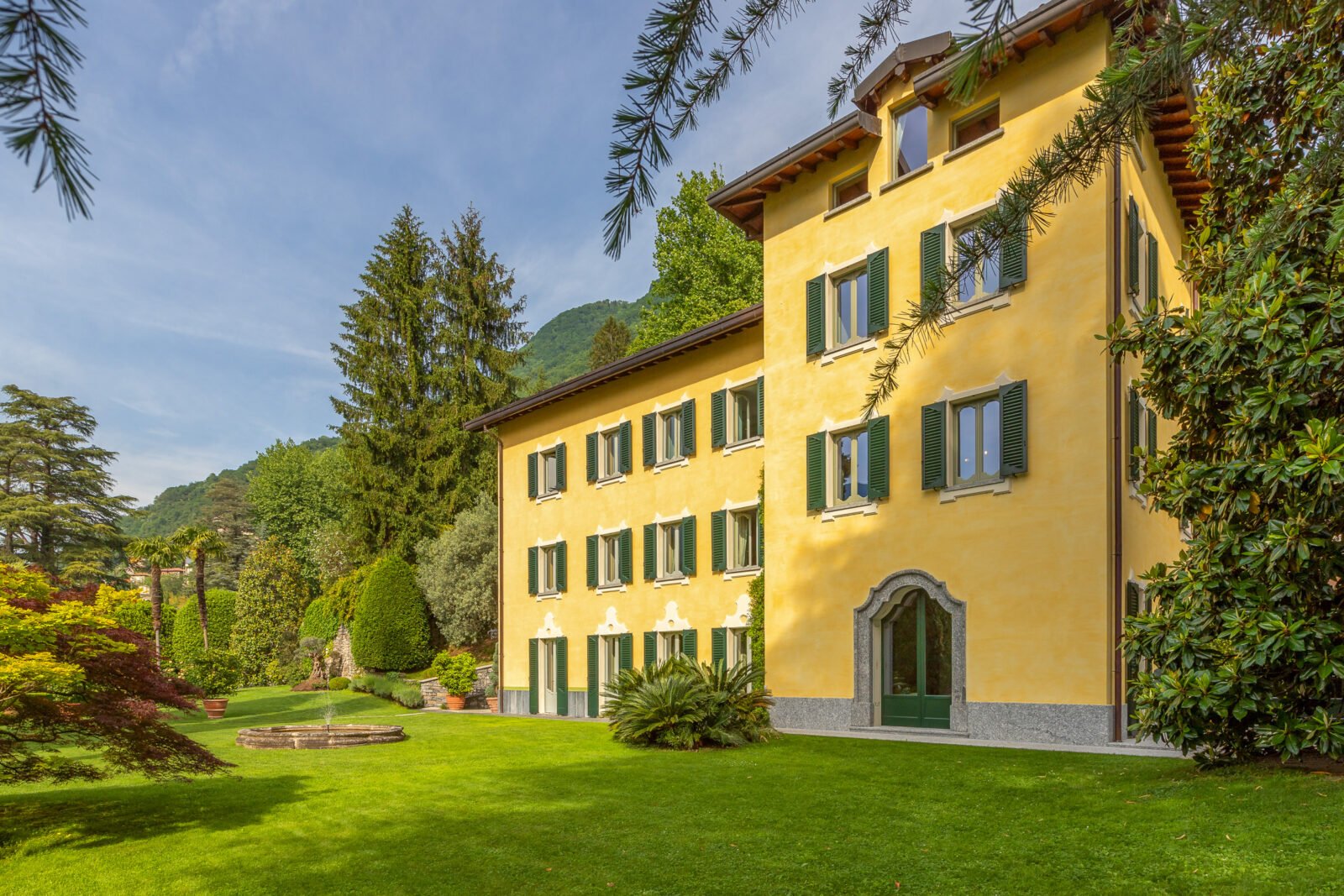 Francis York Waterfront Villa on Lake Como, Italy10.jpg