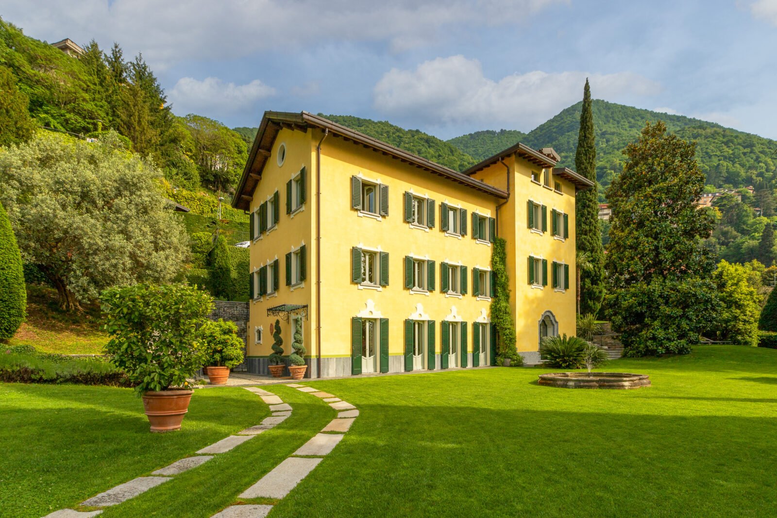 Francis York Waterfront Villa on Lake Como, Italy13.jpg