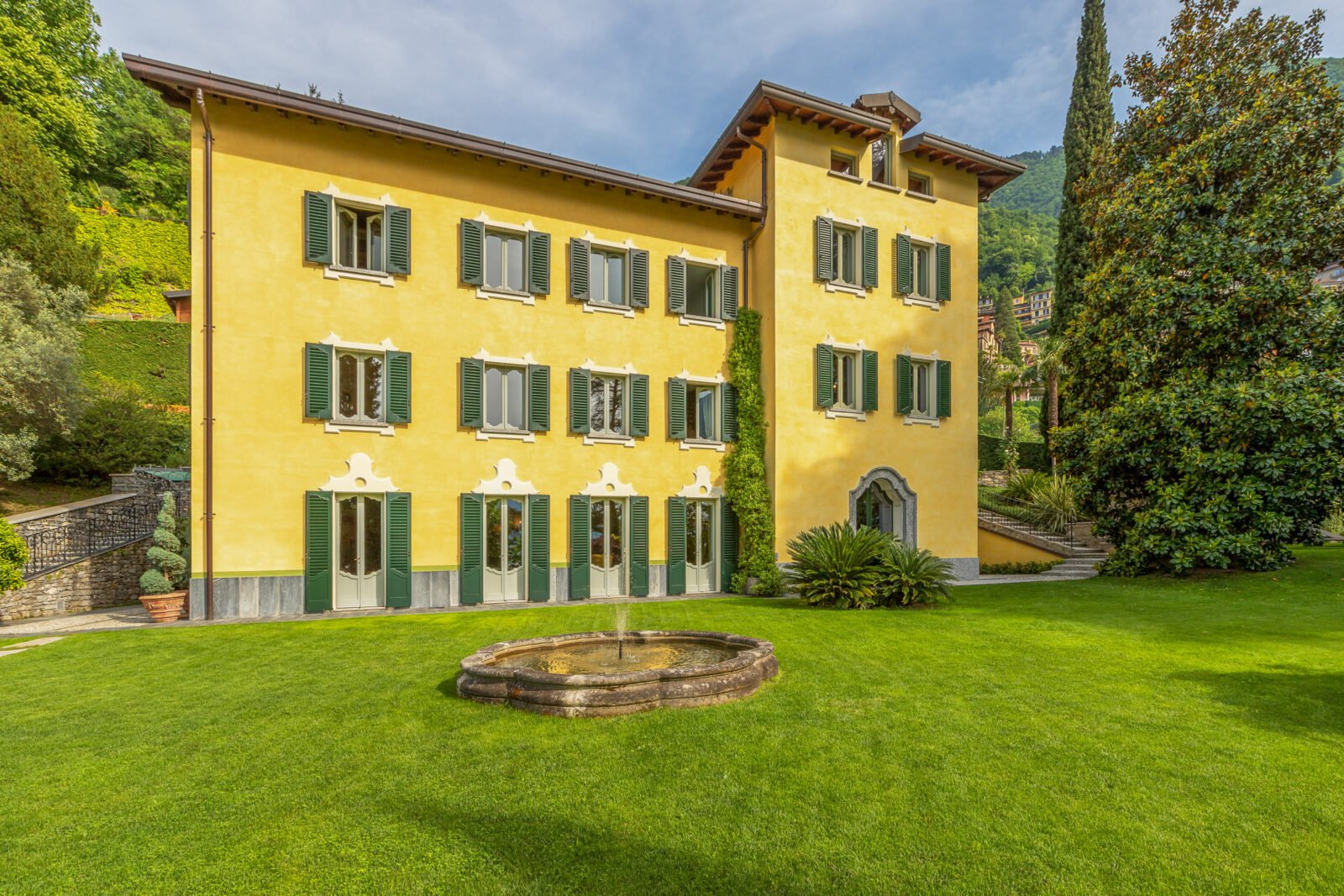Francis York Waterfront Villa on Lake Como, Italy5.jpg