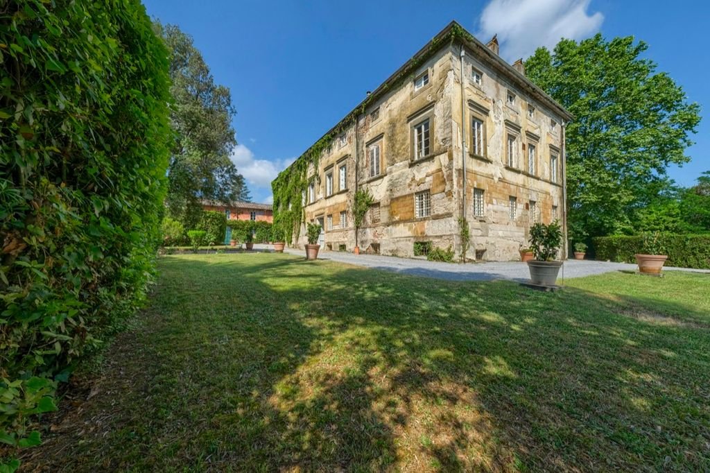 Francis York Aristocratic Tuscan Villa Near Lucca, Italy 11.jpg