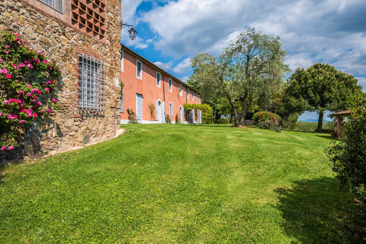 Francis York Tuscan Farmhouse For Sale Near Lucca, Italy 70.png