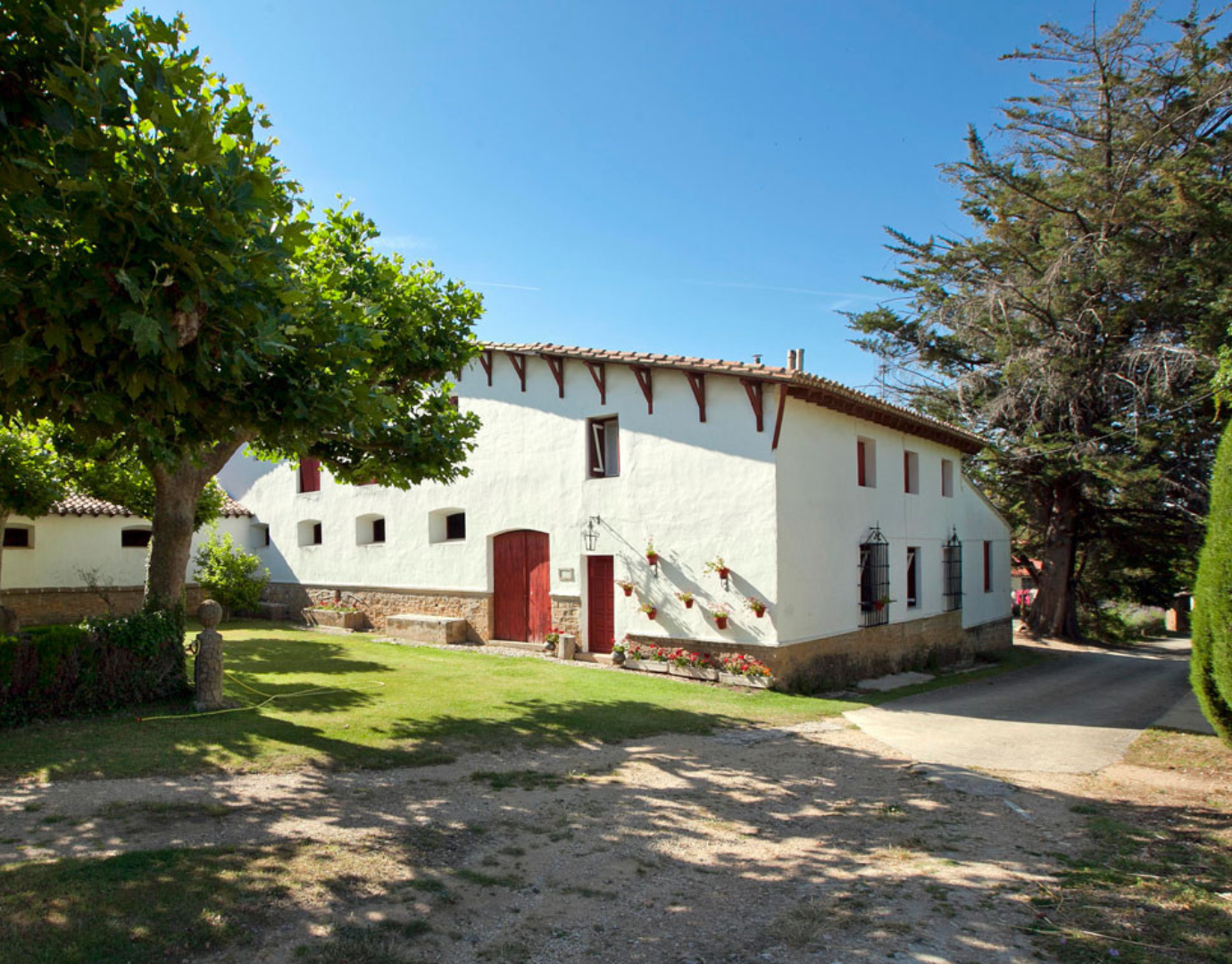 Francis York Rimontgo 99-Acre Wine Estate With D.O. Vineyards in Navarra, Spain  8.png