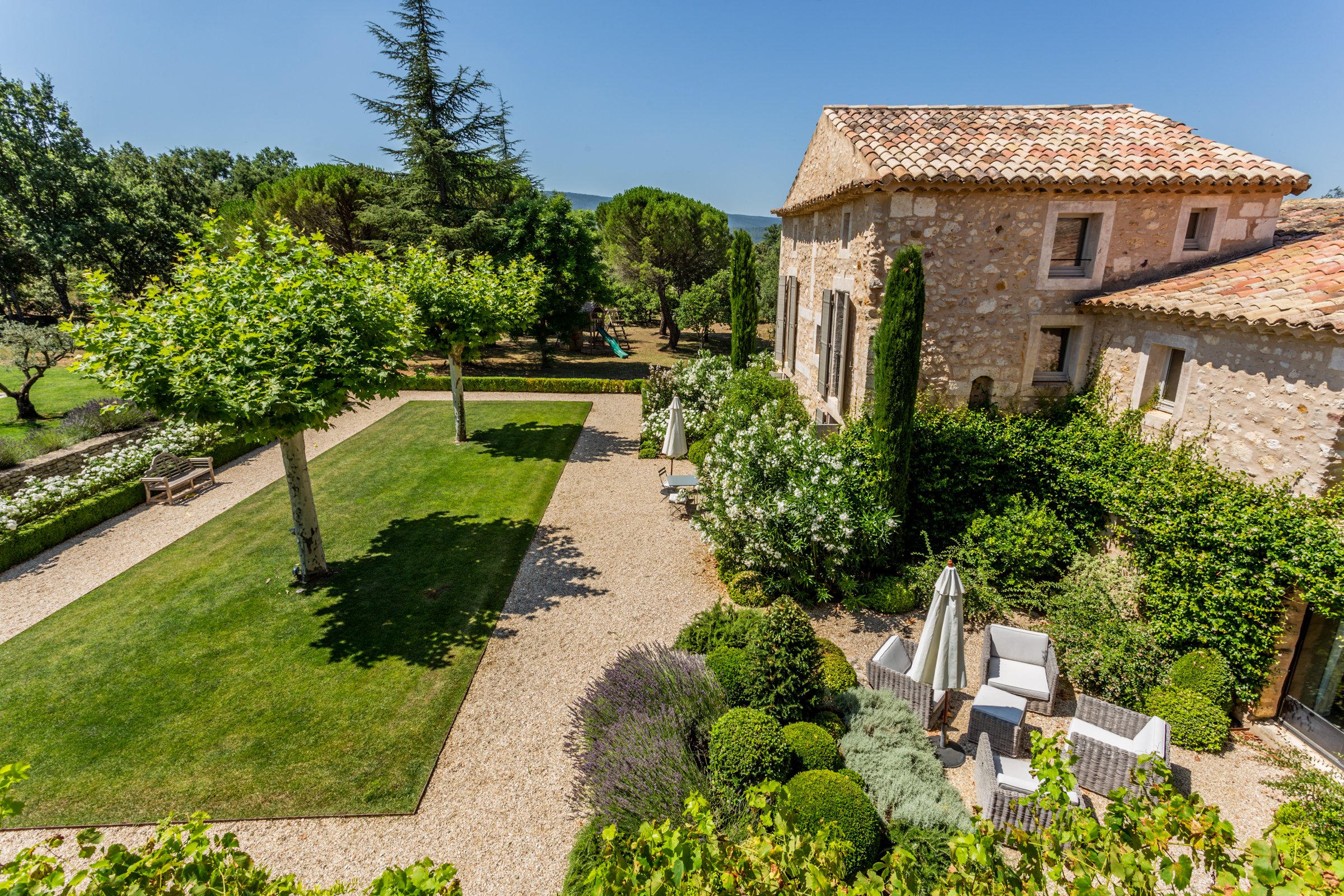 Francis York Provencal Farmhouse Near Bonnieux Available as a Holiday Rental 3.jpg