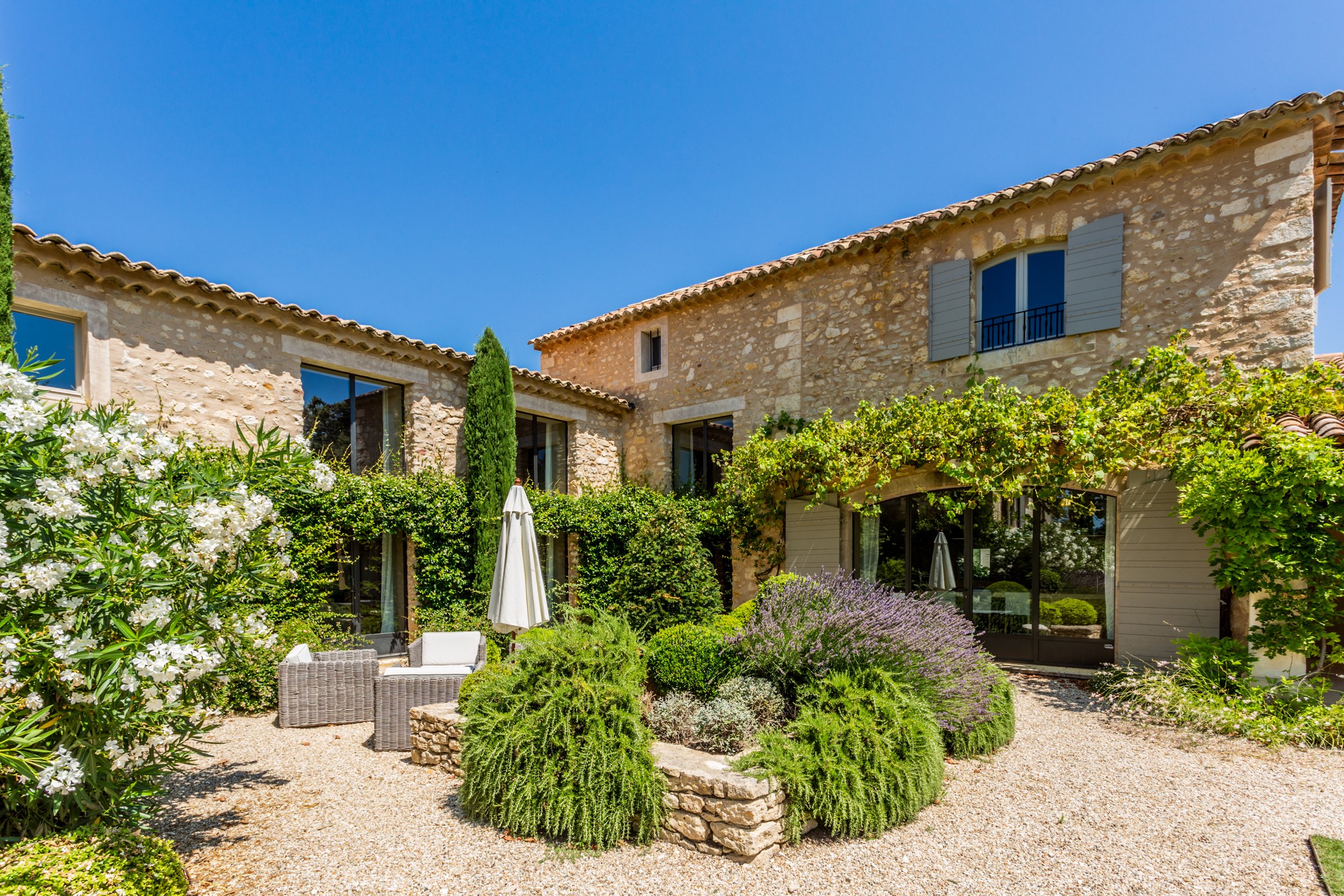 Francis York Provencal Farmhouse Near Bonnieux Available as a Holiday Rental 6.jpg