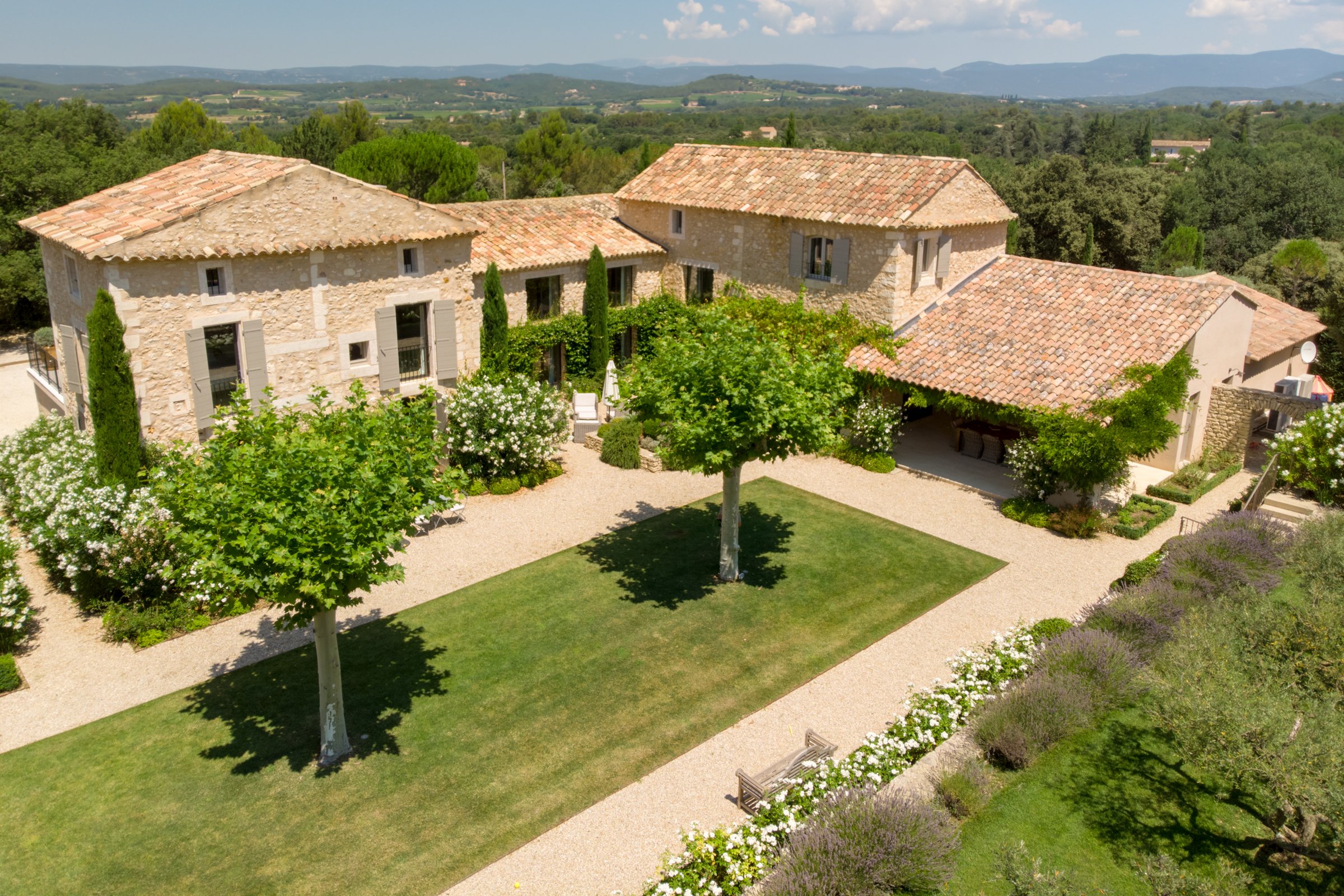 Francis York Provencal Farmhouse Near Bonnieux Available as a Holiday Rental 7.jpg