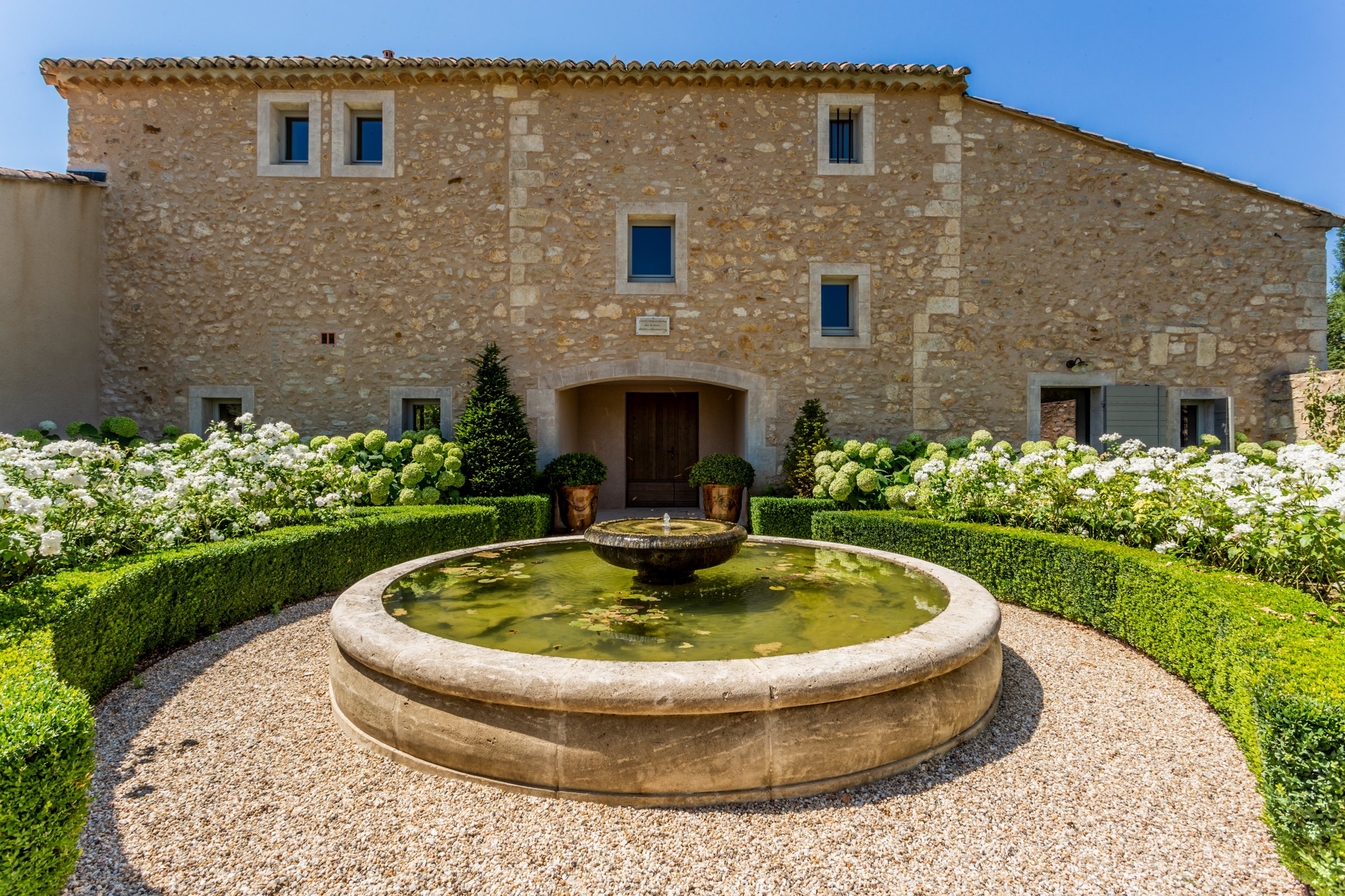 Francis York Provencal Farmhouse Near Bonnieux Available as a Holiday Rental 14.jpg