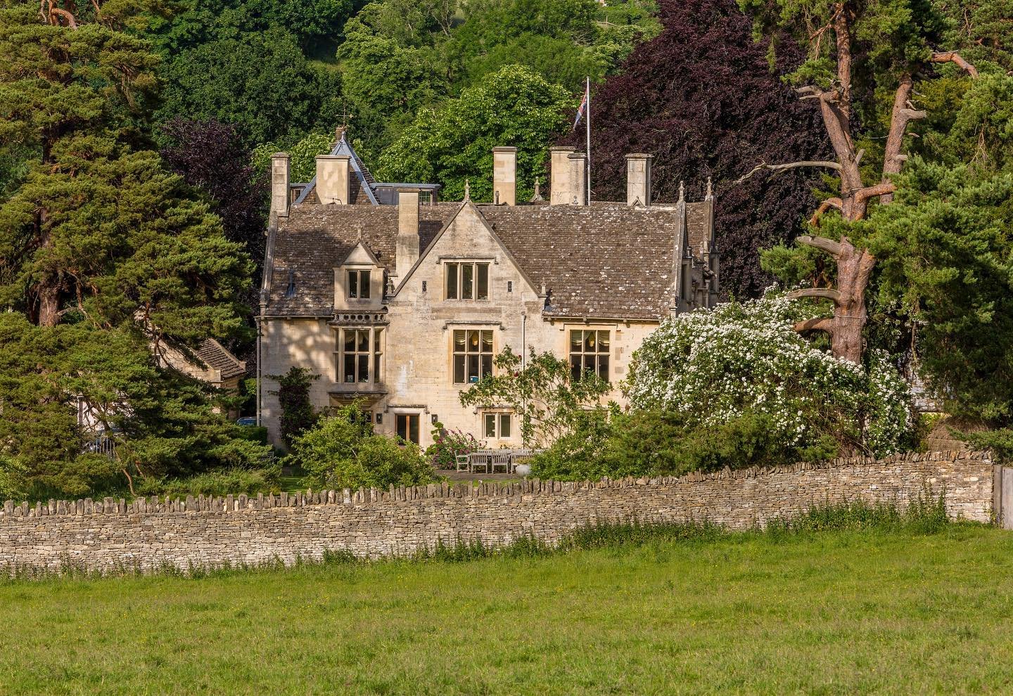 Francis York TCotswolds House Built on the  Site of an Ancient Roman Villa  Savills Bluebook Agency 5.jpg