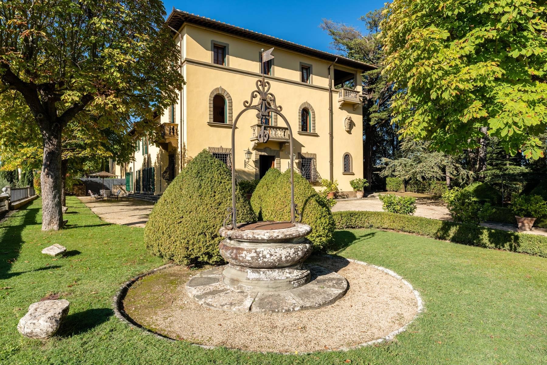 Francis York luxurious-tuscan-villa-for-sale-in-the-heart-of-chianti-italy-2.jpg