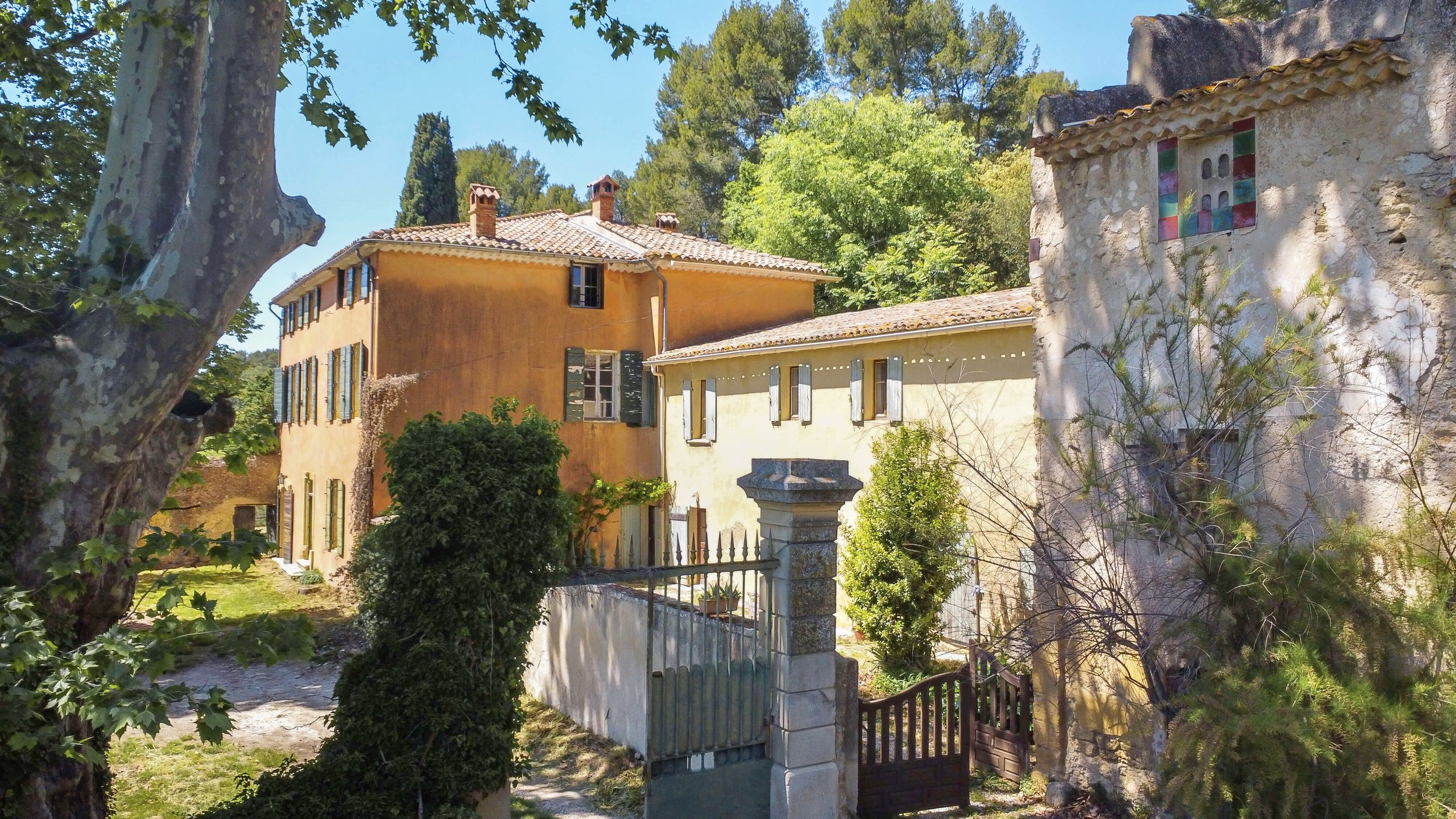 Francis York  Dream Fixer-Upper: French Farmhouse in Provence Set in 79 Acres Emile Garcin 12.jpg