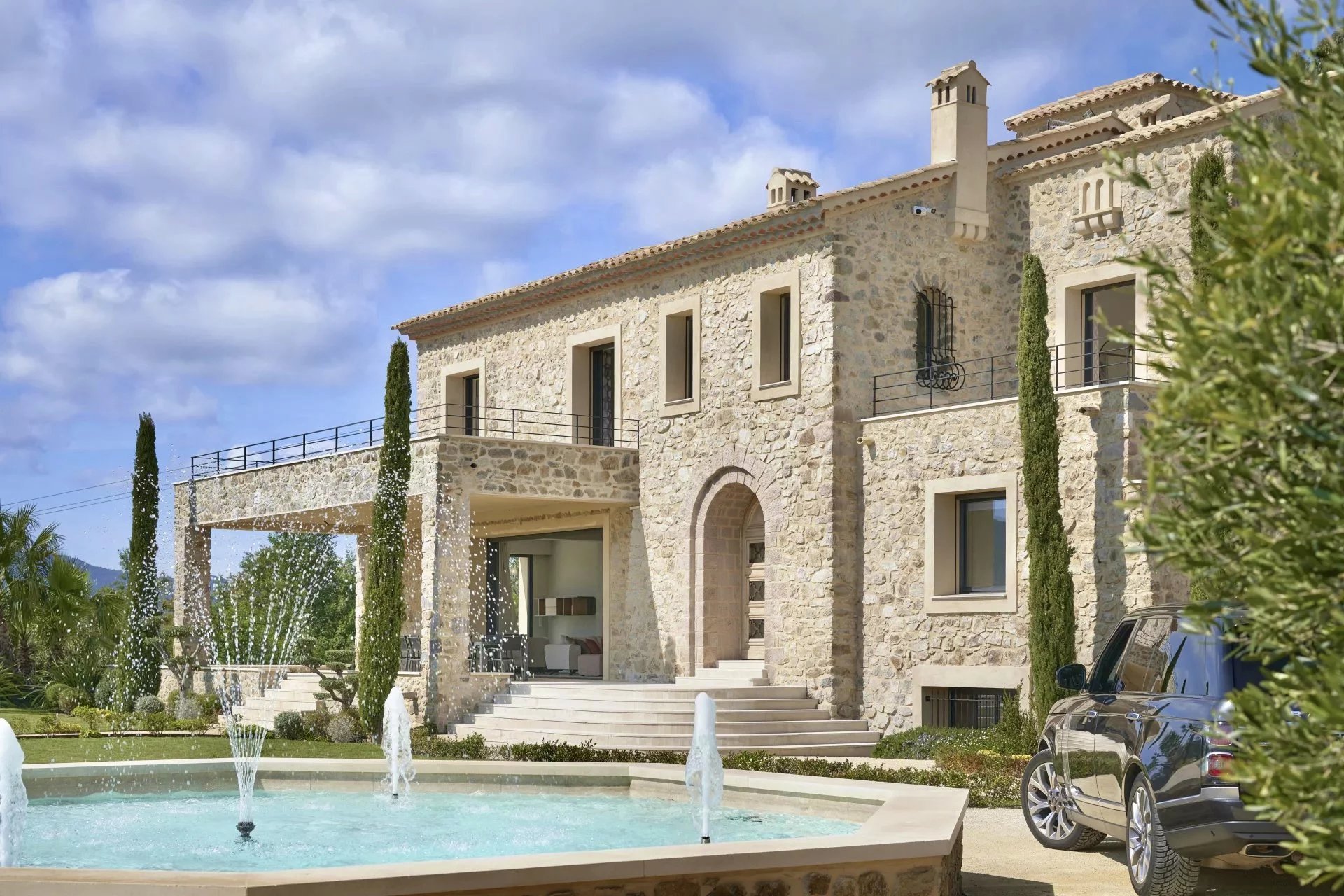 Francis York Luxury Villa Overlooking the Bay of Saint Tropez, French Riviera 1.jpg