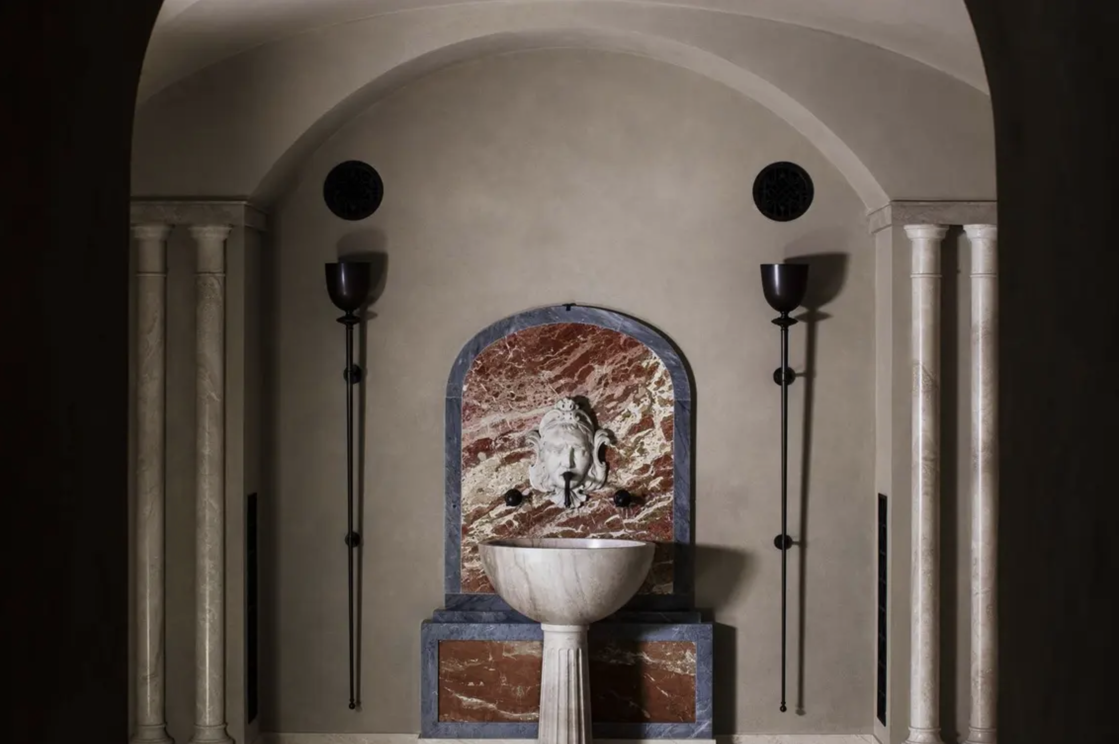 Francis York Luxury Villa Rental Rome Italy 00022.png