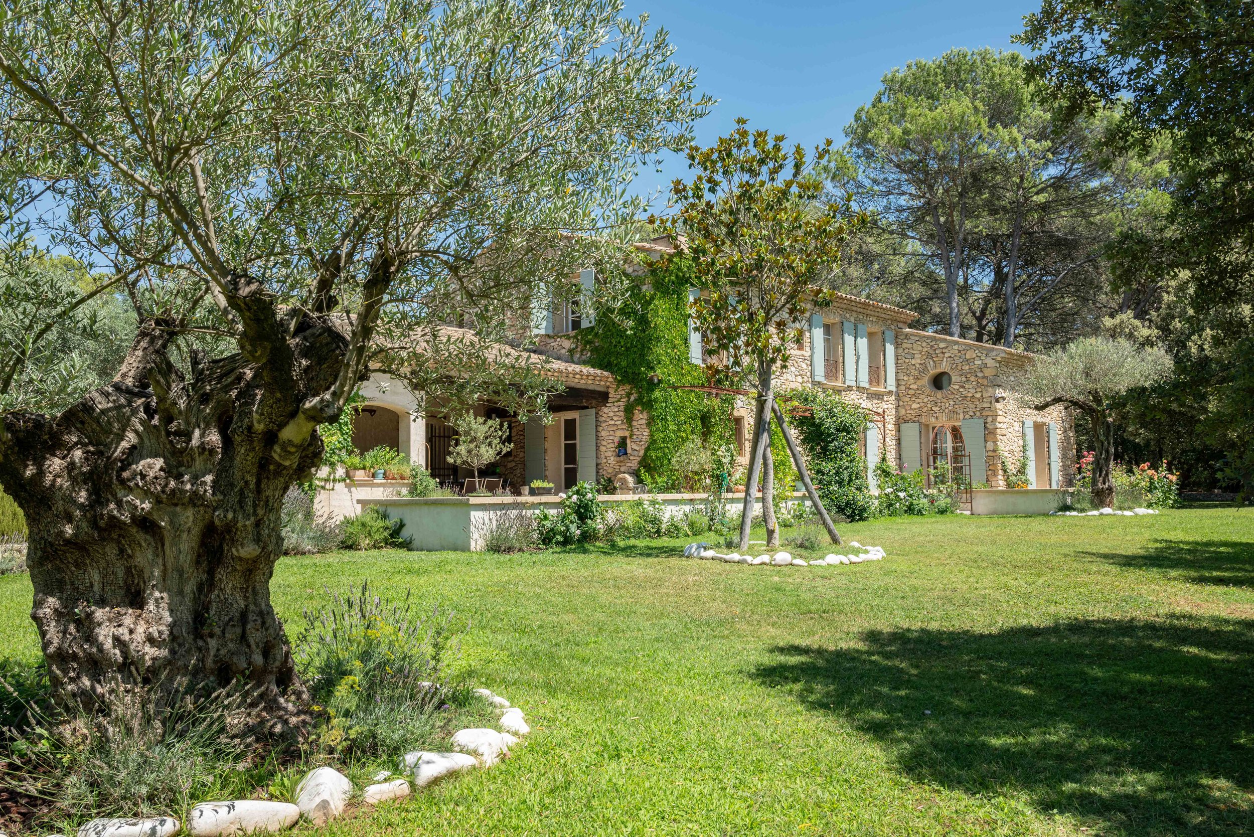 Francis York Stone Farmhouse Next to a Provencal Village Near Aix-en-Provence 00005.jpg