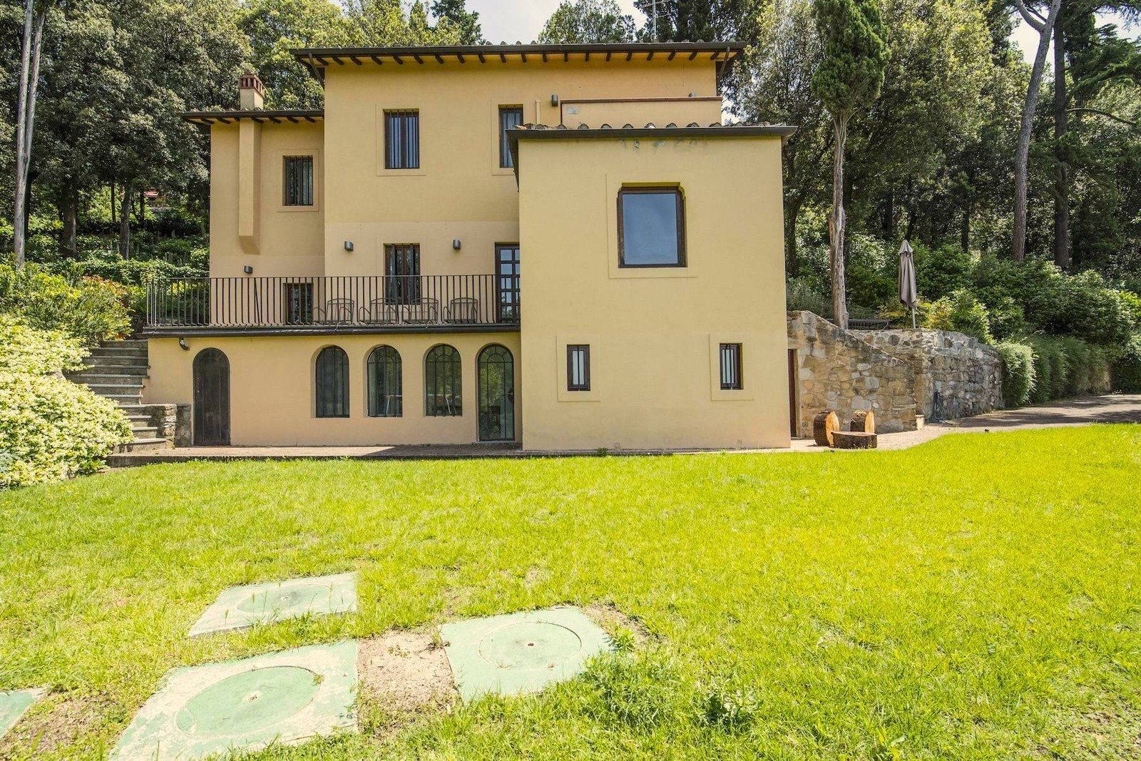 Francis York Italian Villa Set in the Tuscan Hills Overlooking Florence, Italy 00031.jpeg
