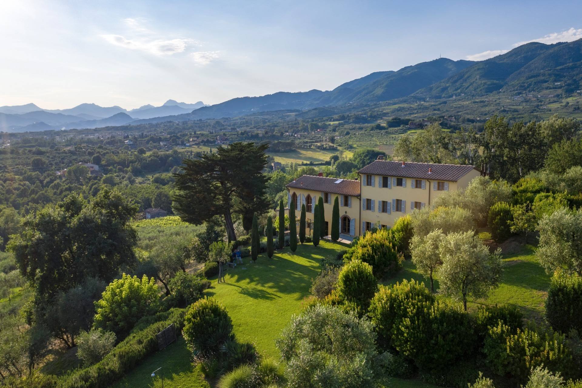 Francis York  Turnkey Italian Villa With Vineyards and Olive Groves Near Lucca 00004.jpg